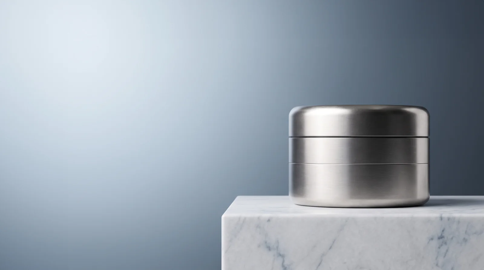 URBAN LEAF Titan Grinder aus Titan-Legierung mit drei Ebenen, geschlossen auf einem Marmorsockel