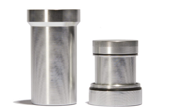 Stash & Grind Set in Silber - Metall Grinder mit zwei geruchsdichten Dosen