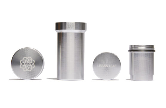 Stash & Grind Set in Silber - Metall Grinder mit zwei geruchsdichten Dosen