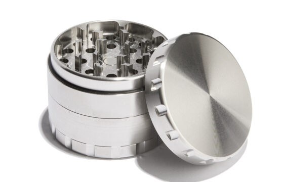 Hochwertiger Edelstahl Grinder 4-teilig, offen dargestellt mit Blick auf das CNC Mahlwerk und Pollensieb