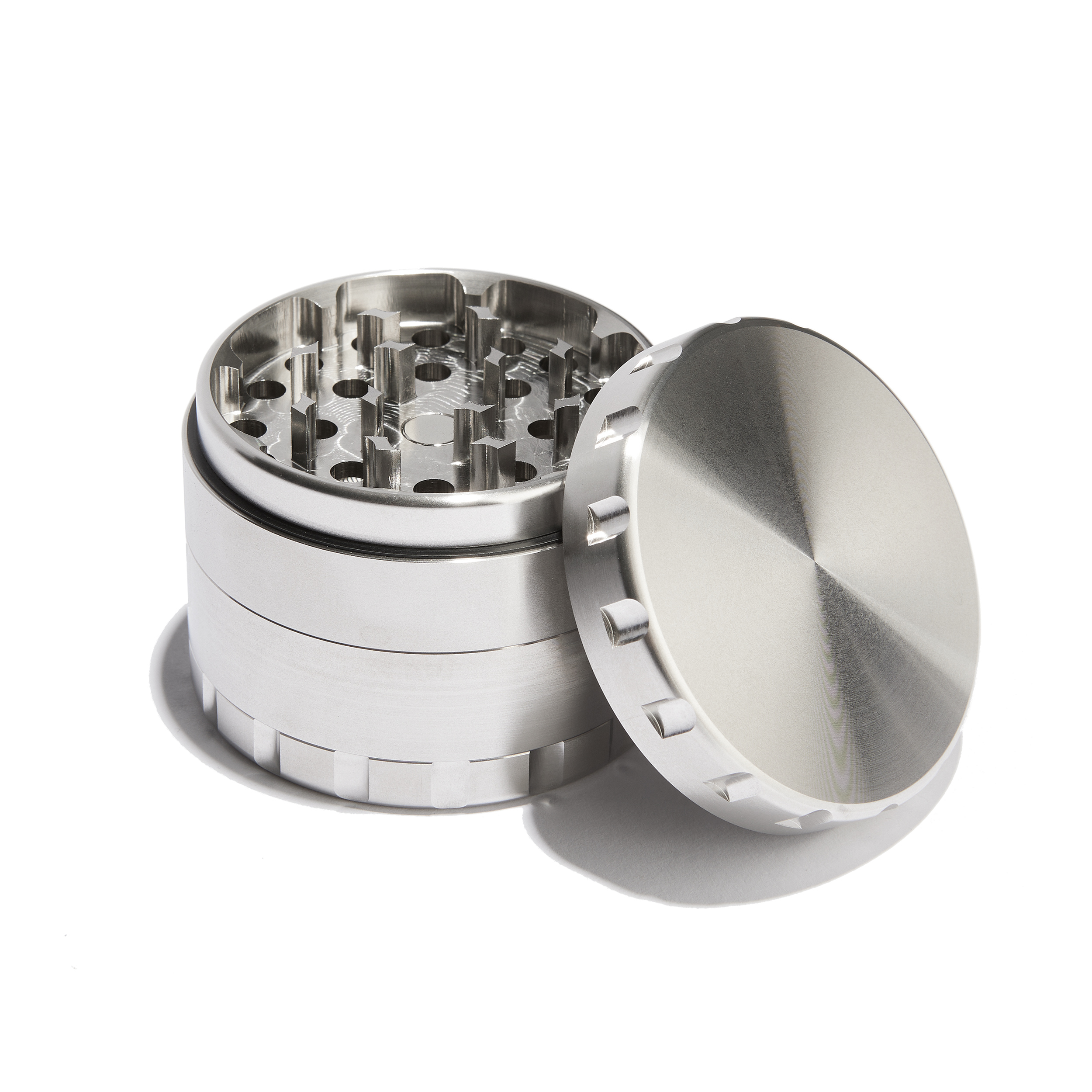 Hochwertiger Edelstahl Grinder 4-teilig, offen dargestellt mit Blick auf das CNC Mahlwerk und Pollensieb