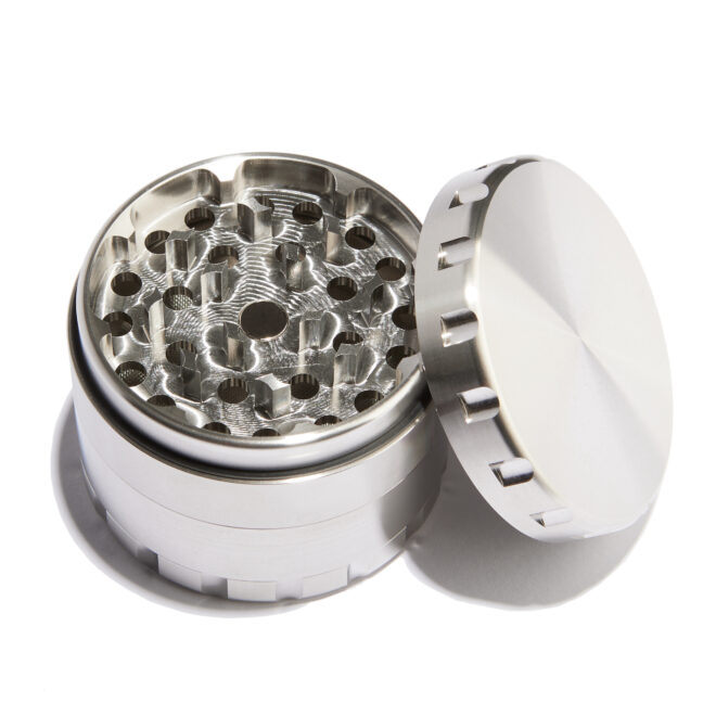 Blick in das offene Mahlwerk des Edelstahl Grinders mit messerscharfen, CNC-gefrästen Zähnen und Magnetverschluss.