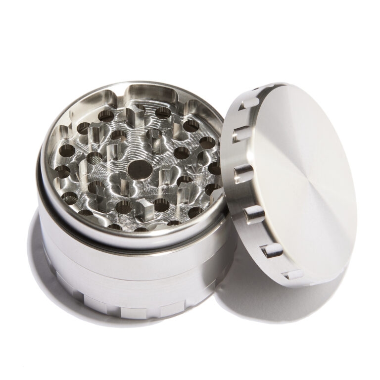 Blick in das offene Mahlwerk des Edelstahl Grinders mit messerscharfen, CNC-gefrästen Zähnen und Magnetverschluss.