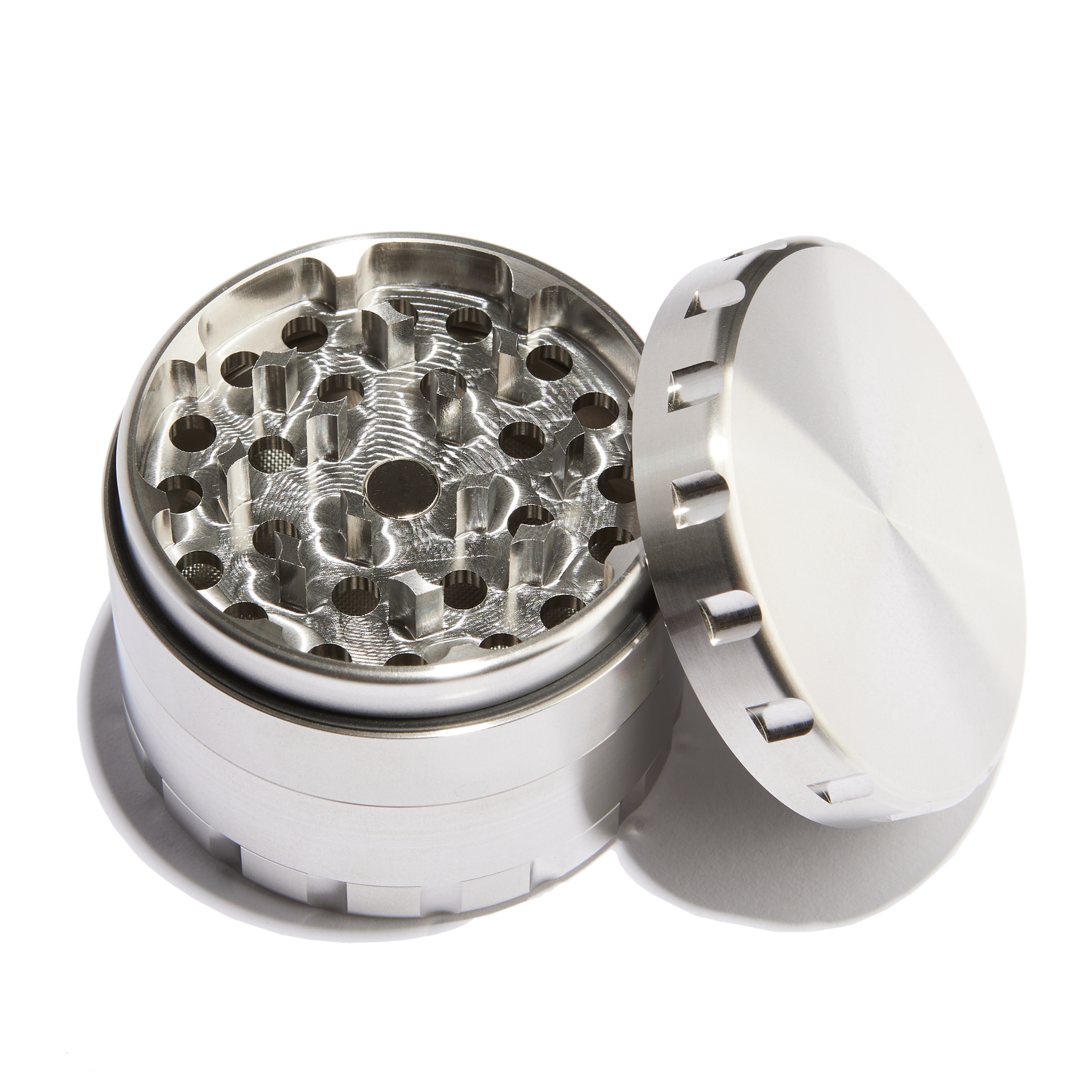 Blick in das offene CNC-Mahlwerk eines Edelstahl Grinders mit diamantförmigen Zähnen