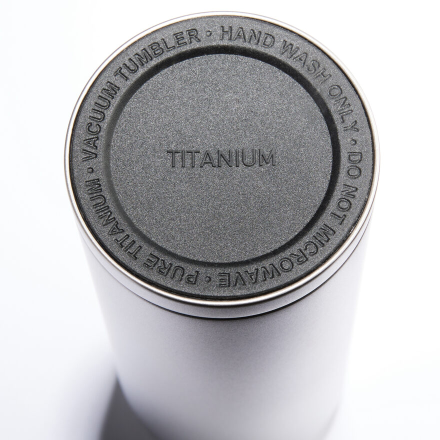 Edle Titan Thermosflasche aus Titan vakuumisoliert mit gummiertem Boden