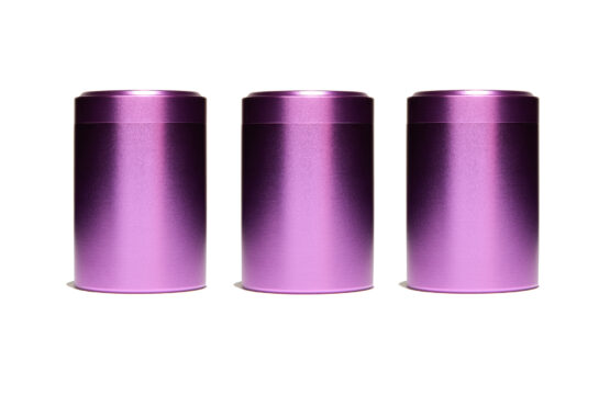 Drei violette (lila, purple) Aluminiumdosen im Set für Cannabis-Zubehör. Geruchsdichte Aufbewahrungsdosen für unterwegs