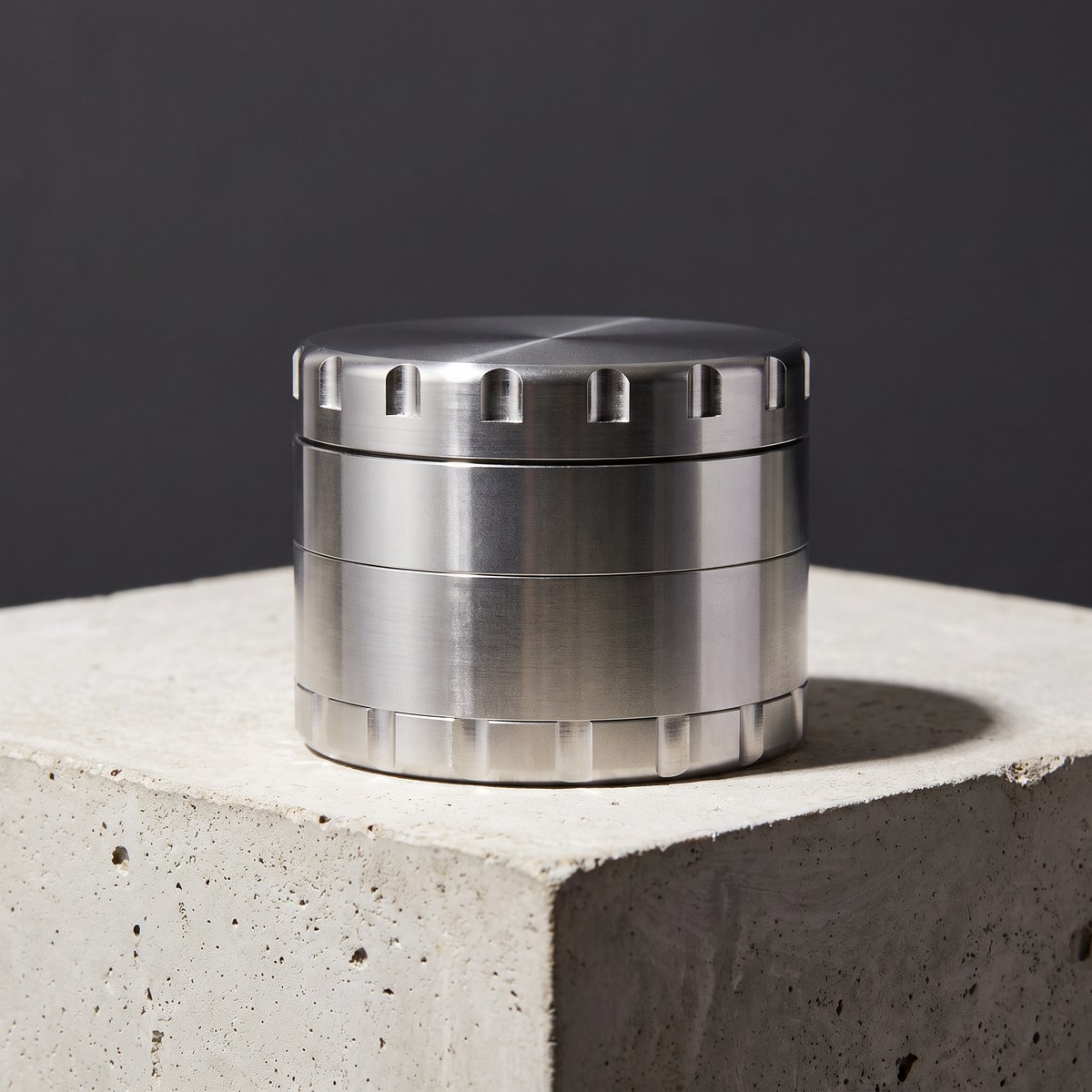Massiver 4-teiliger Edelstahl Grinder auf Betonsockel - Kiffer Zubehör von URBAN LEAF