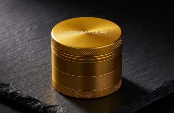 Fine Grinder 2.0 aus Aluminium in Royal Gold auf dunklem Schiefer - hochwertiger Grinder von URBAN LEAF