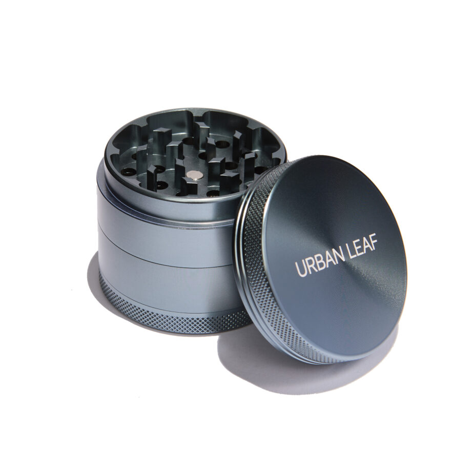 URBAN LEAF Fine Grinder Solo in Blau-Grau — Alu Grinder mit einem Pollensieb, 55 mm, geöffnet mit sichtbarem Mahlwerk und Magnetverschluss