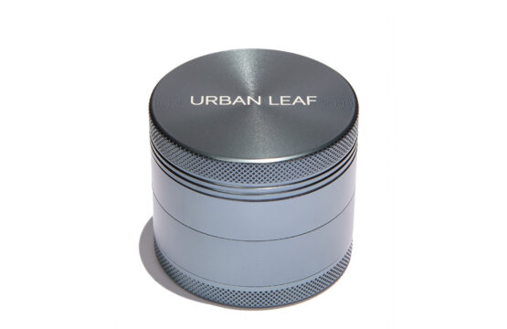 URBAN LEAF Fine Grinder Solo in Blau-Grau — Produktansicht URBAN LEAF Fine Grinder Solo in Blau-Grau — Alu Grinder mit einem Pollensieb, 55 mm, stehend mit graviertem URBAN LEAF Deckel