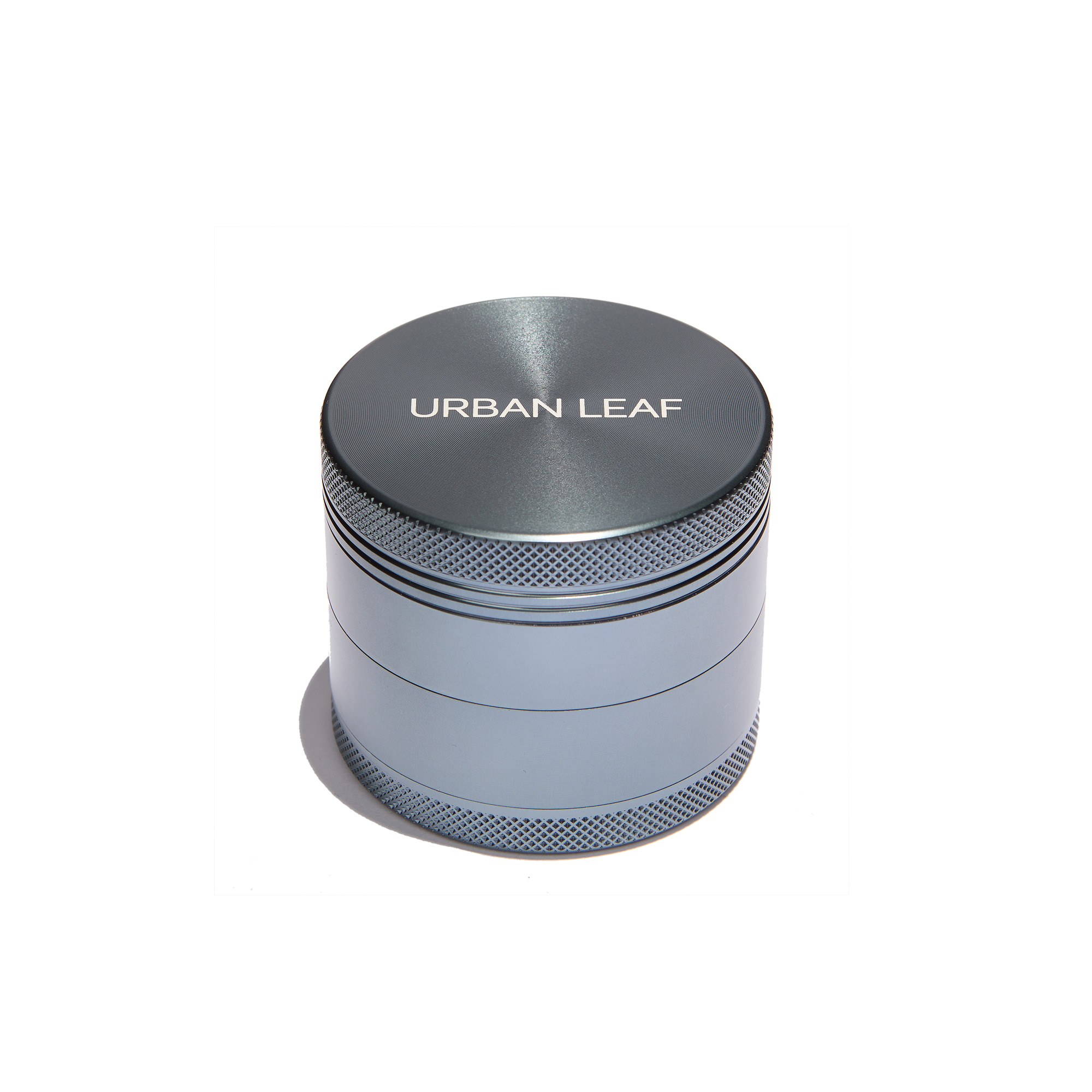 URBAN LEAF Fine Grinder Solo in Blau-Grau — Produktansicht URBAN LEAF Fine Grinder Solo in Blau-Grau — Alu Grinder mit einem Pollensieb, 55 mm, stehend mit graviertem URBAN LEAF Deckel