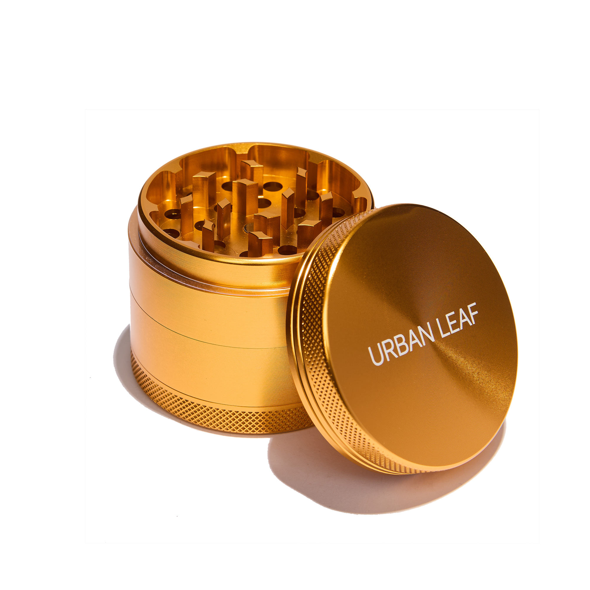 URBAN LEAF Fine Grinder Solo in Gold — Alu Grinder mit einem Pollensieb, 55 mm, geöffnet mit sichtbarem Mahlwerk und Magnetverschluss