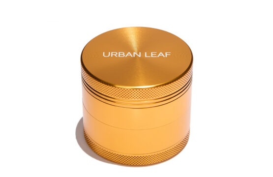 URBAN LEAF Fine Grinder Solo in Gold — Produktansicht URBAN LEAF Fine Grinder Solo in Gold — Alu Grinder mit einem Pollensieb, 55 mm, stehend mit graviertem URBAN LEAF Deckel