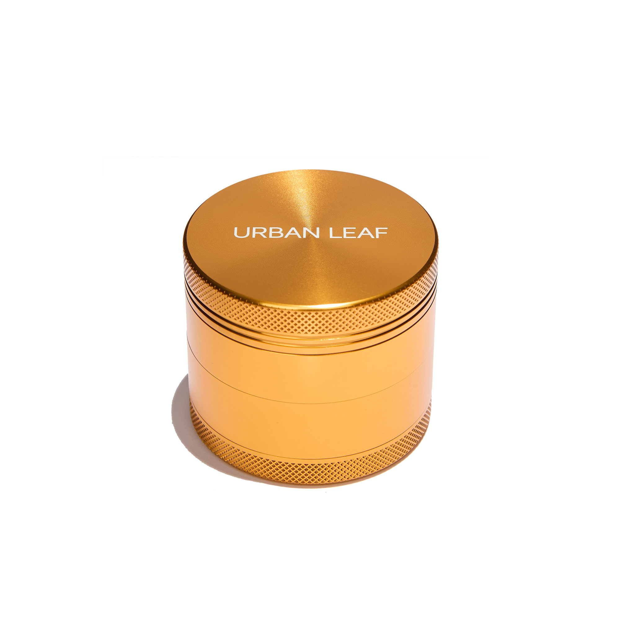 URBAN LEAF Fine Grinder Solo in Gold — Produktansicht URBAN LEAF Fine Grinder Solo in Gold — Alu Grinder mit einem Pollensieb, 55 mm, stehend mit graviertem URBAN LEAF Deckel