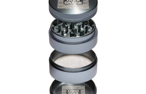 URBAN LEAF Fine Grinder Solo mit eigener Lasergravur — vier Ebenen URBAN LEAF Fine Grinder Solo mit individueller Lasergravur, in vier Ebenen zerlegt übereinander, Pollensieb sichtbar