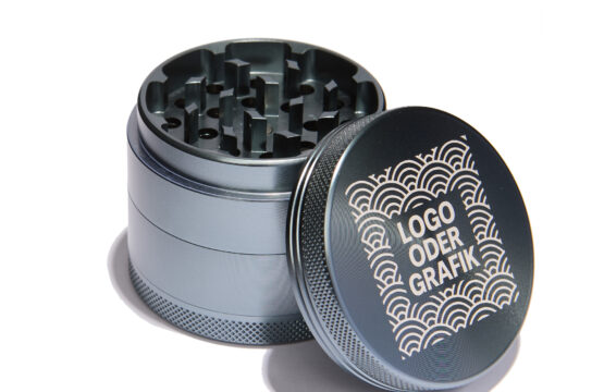 URBAN LEAF Fine Grinder Solo mit eigener Lasergravur — geöffnet URBAN LEAF Fine Grinder Solo mit individueller Lasergravur, geöffnet mit sichtbarem Mahlwerk