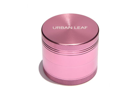 URBAN LEAF Fine Grinder Solo in Pink — Produktansicht URBAN LEAF Fine Grinder Solo in Pink — Alu Grinder mit einem Pollensieb, 55 mm, stehend mit graviertem URBAN LEAF Deckel