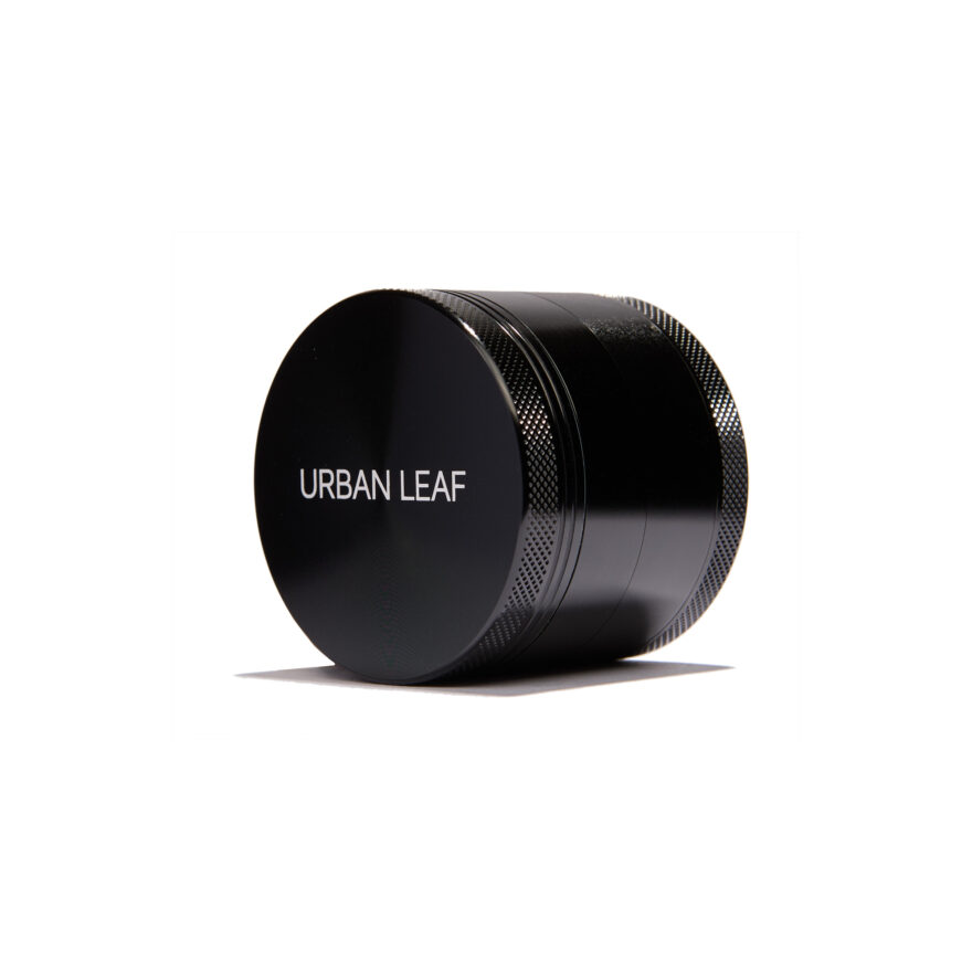 URBAN LEAF Fine Grinder Solo in Schwarz — Alu Grinder mit einem Pollensieb, 55 mm, liegend, Deckel mit URBAN LEAF Gravur zur Kamera