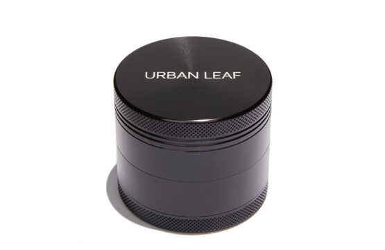 URBAN LEAF Fine Grinder Solo in Schwarz — Produktansicht URBAN LEAF Fine Grinder Solo in Schwarz — Alu Grinder mit einem Pollensieb, 55 mm, stehend mit graviertem URBAN LEAF Deckel