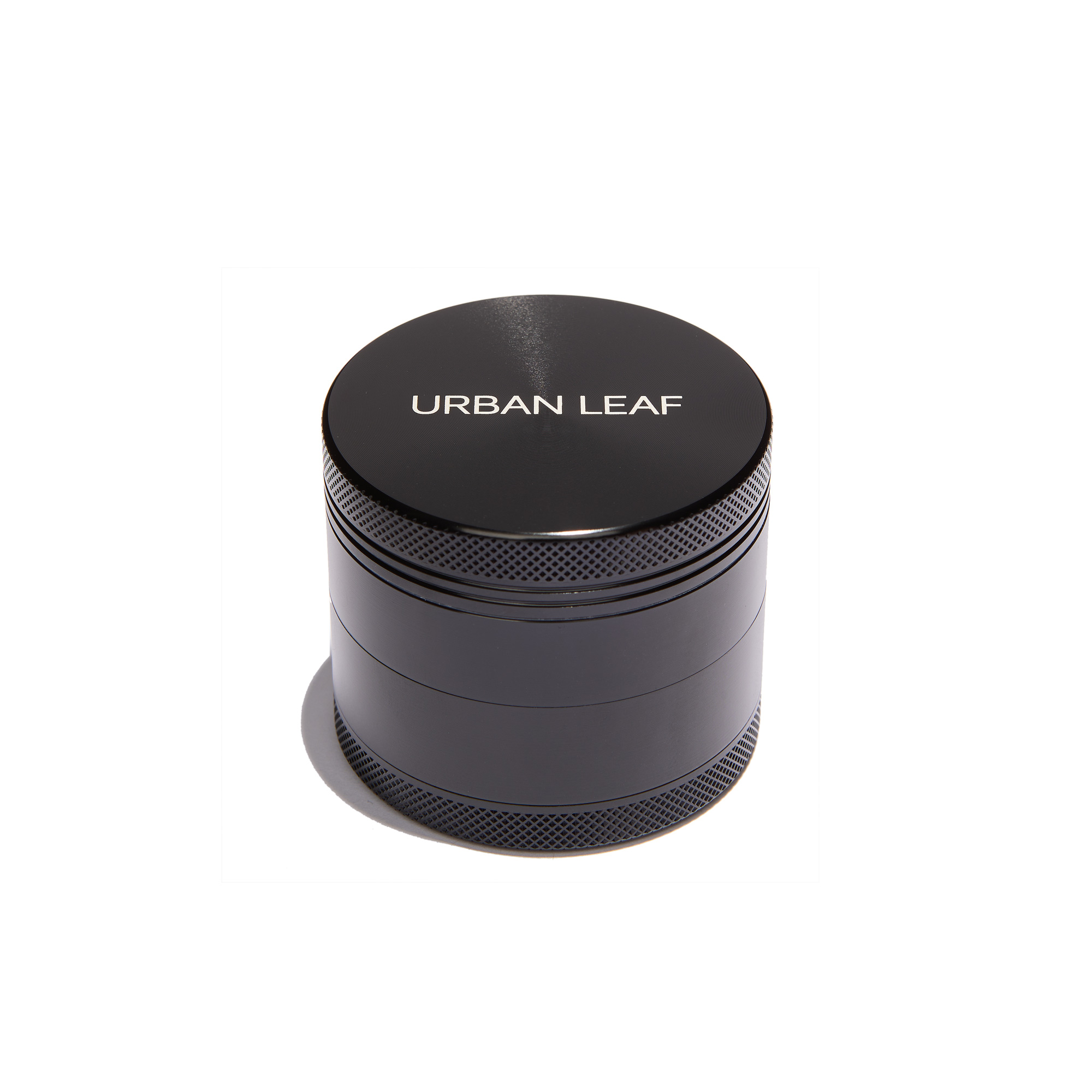 URBAN LEAF Fine Grinder Solo in Schwarz — Produktansicht URBAN LEAF Fine Grinder Solo in Schwarz — Alu Grinder mit einem Pollensieb, 55 mm, stehend mit graviertem URBAN LEAF Deckel