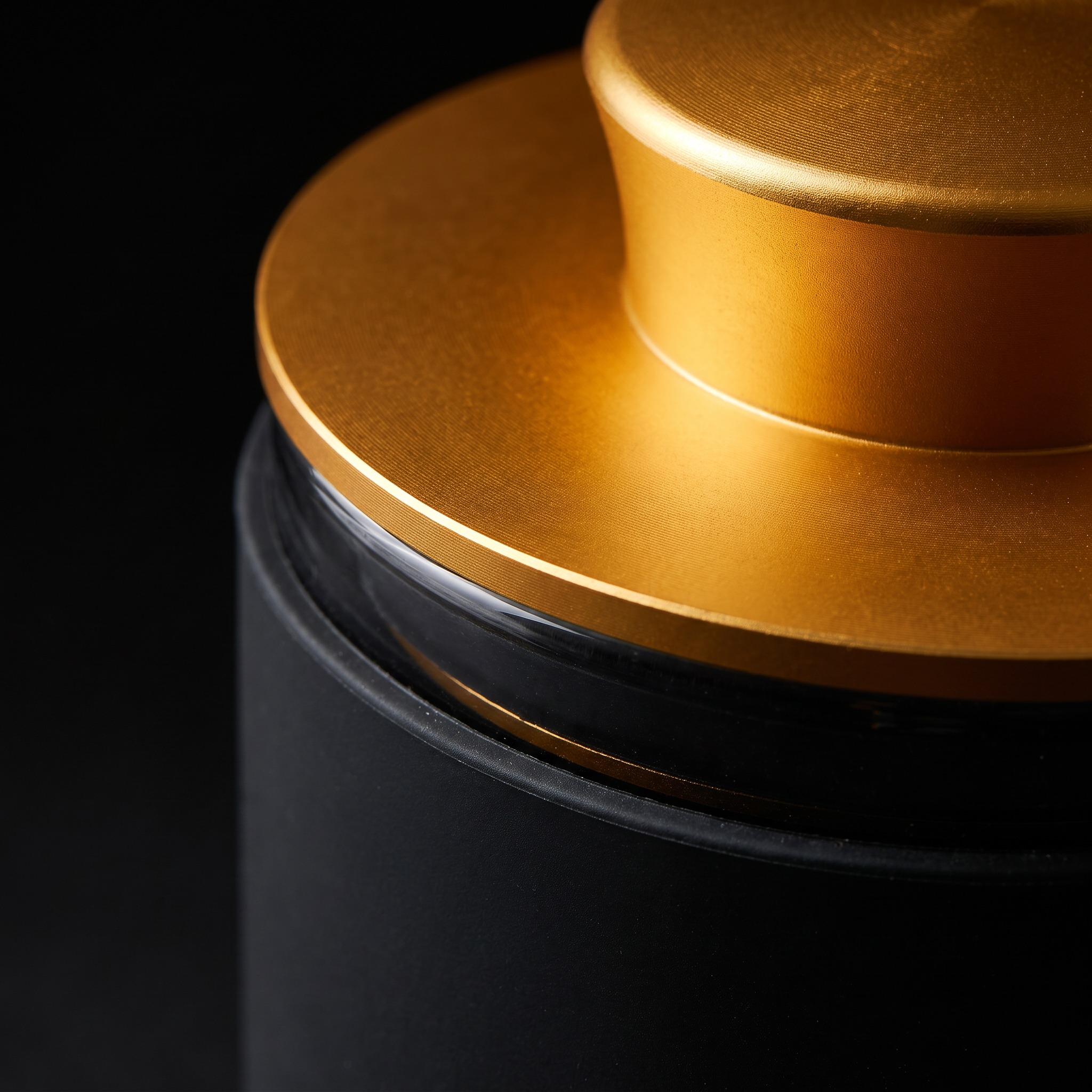 VELAAR Aufbewahrungsglas Golddeckel Detail Detailaufnahme des goldenen Aluminiumdeckels mit Knauf am VELAAR Aufbewahrungsglas - geruchsdicht
