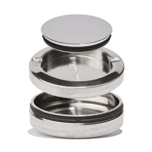 EDC Dose aus Edelstahl geöffnet: polierte Deckelkappe, Deckelfach für Filter und Tips, Hauptkammer für Blüten, beide mit O-Ring-Dichtung