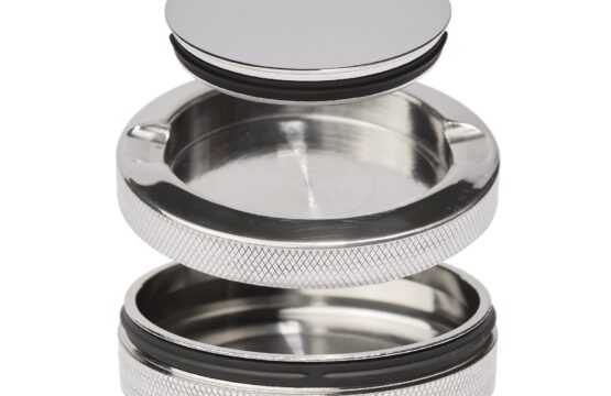 EDC Dose aus Edelstahl geöffnet, zwei Fächer EDC Dose aus Edelstahl geöffnet: polierte Deckelkappe, Deckelfach für Filter und Tips, Hauptkammer für Blüten, beide mit O-Ring-Dichtung