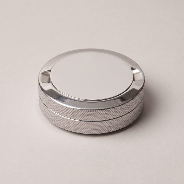 EDC Edelstahl SNUS Dose geschlossen: spiegelpolierter Deckel mit Griffmulden und Kreuzrändelung, Studioaufnahme