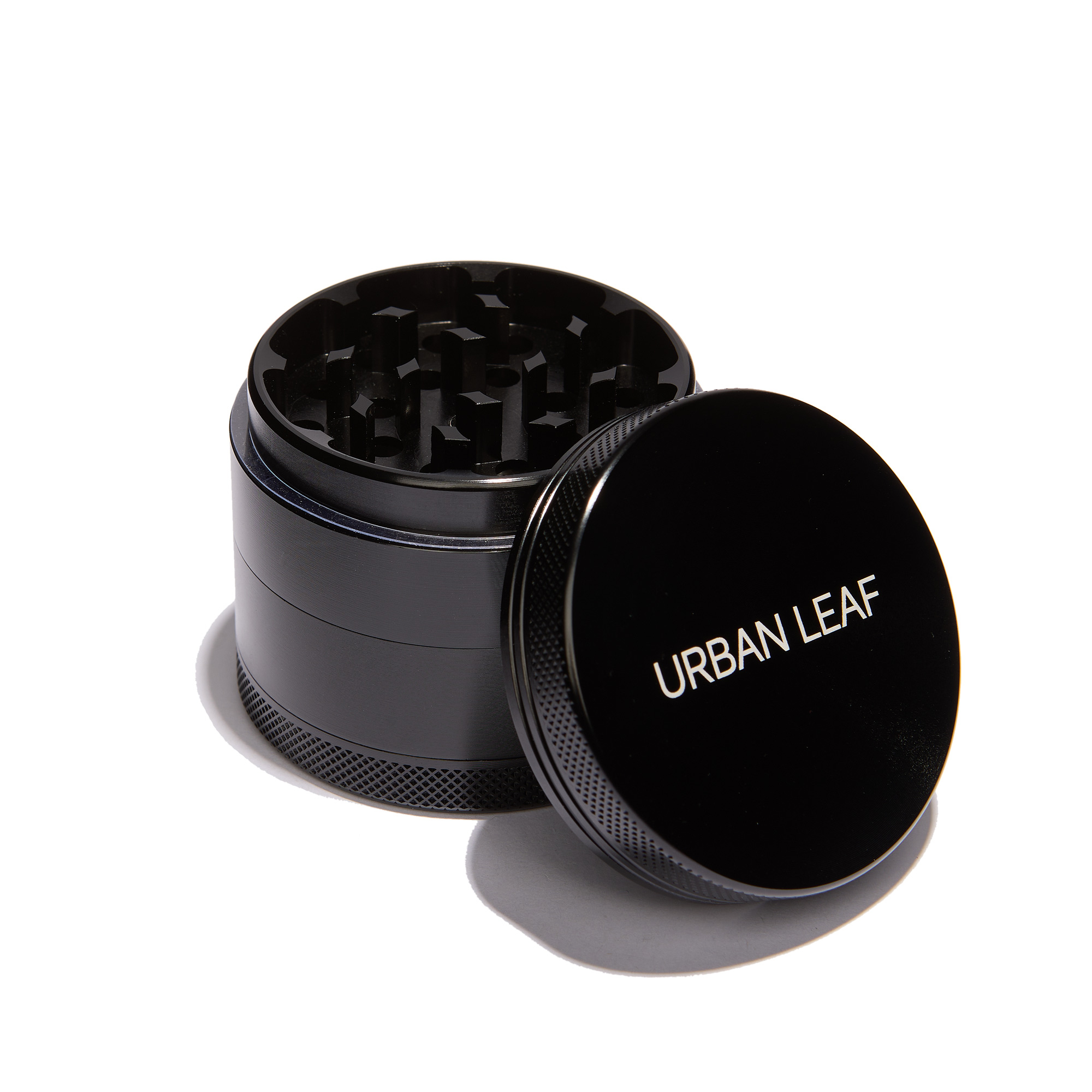 FineGrinder Solo schwarz — geöffnet mit Mahlwerk und URBAN LEAF Deckel FineGrinder Solo in Schwarz mit abgenommenem Deckel und sichtbarem Mahlwerk