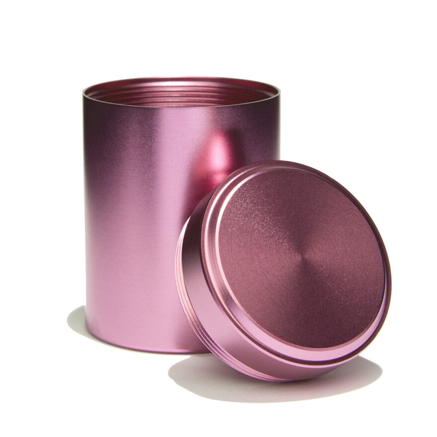 Geruchsdichte Aluminium-Dose in Rosa, geöffnet mit Schraubdeckel daneben